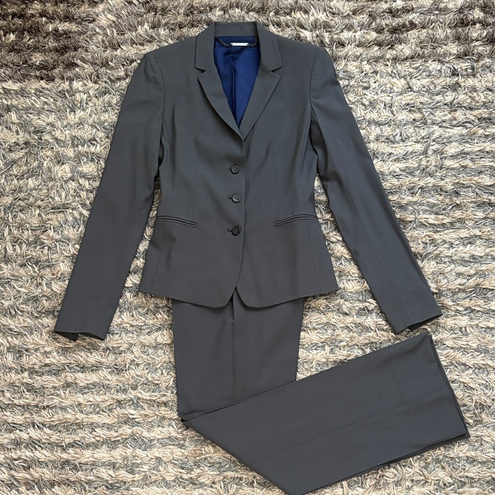 Elie Tahari Women's Gray Wool Blazer and Pants Suit, Size 0